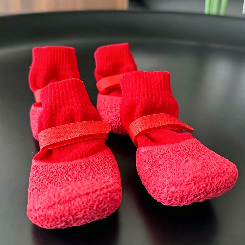 🐶 ACHETEZ 1, OBTENEZ 1 GRATUIT ! ✨ Chaussettes chien antidérapantes imperméables – Semelle caoutchouc & adhérence texturée – Sangle ajustable, tricot respirant, 5 coloris, tailles S/M/L – parfaites pour les promenades par tous les temps 🐾🌧️