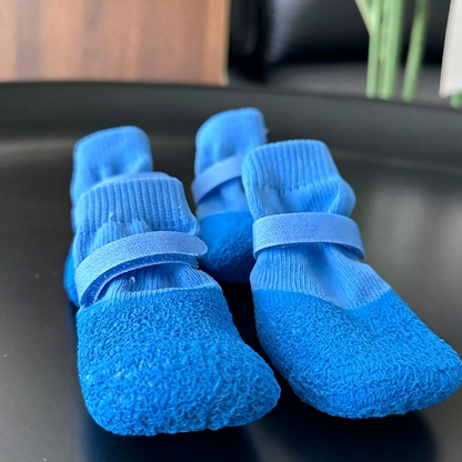 🐶 ACHETEZ 1, OBTENEZ 1 GRATUIT ! ✨ Chaussettes chien antidérapantes imperméables – Semelle caoutchouc & adhérence texturée – Sangle ajustable, tricot respirant, 5 coloris, tailles S/M/L – parfaites pour les promenades par tous les temps 🐾🌧️