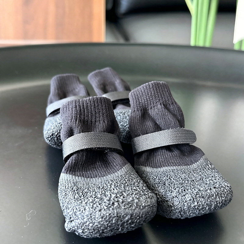 🐶 ACHETEZ 1, OBTENEZ 1 GRATUIT ! ✨ Chaussettes chien antidérapantes imperméables – Semelle caoutchouc & adhérence texturée – Sangle ajustable, tricot respirant, 5 coloris, tailles S/M/L – parfaites pour les promenades par tous les temps 🐾🌧️